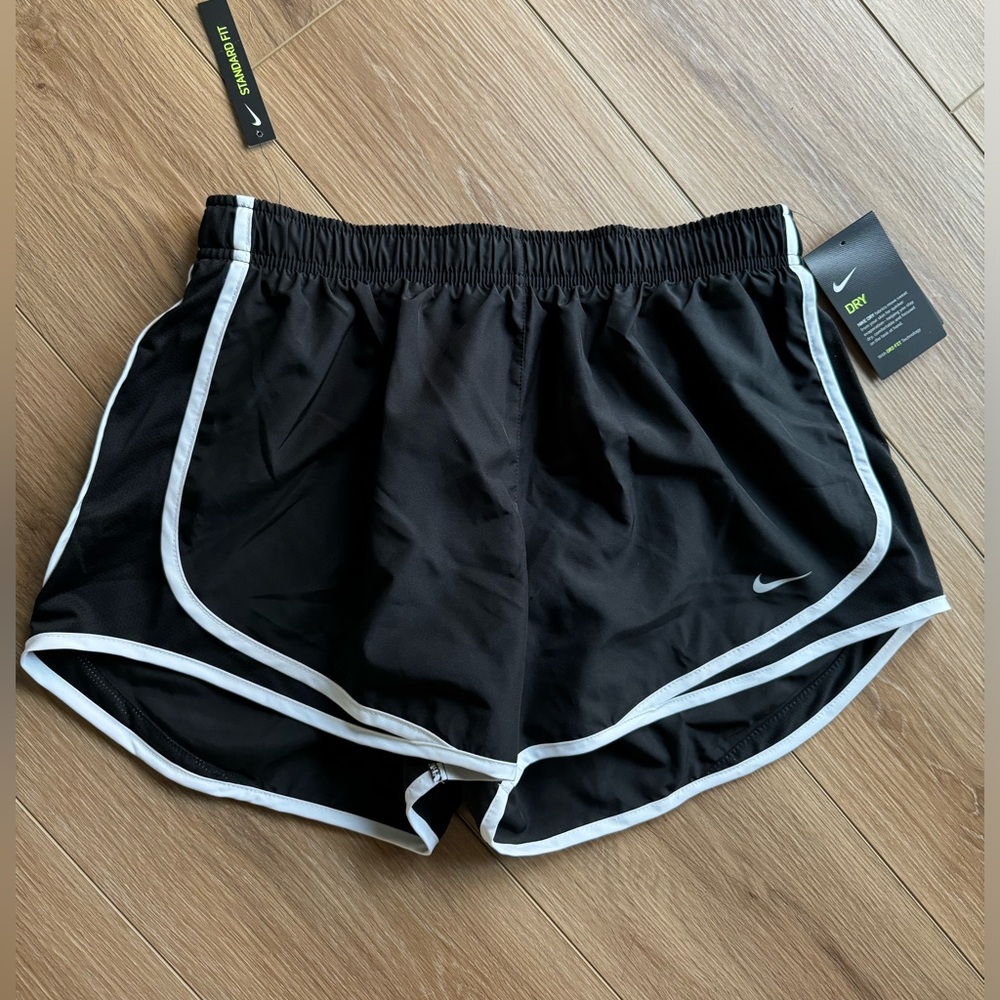 Nike Women’s Tempo Shorts - L